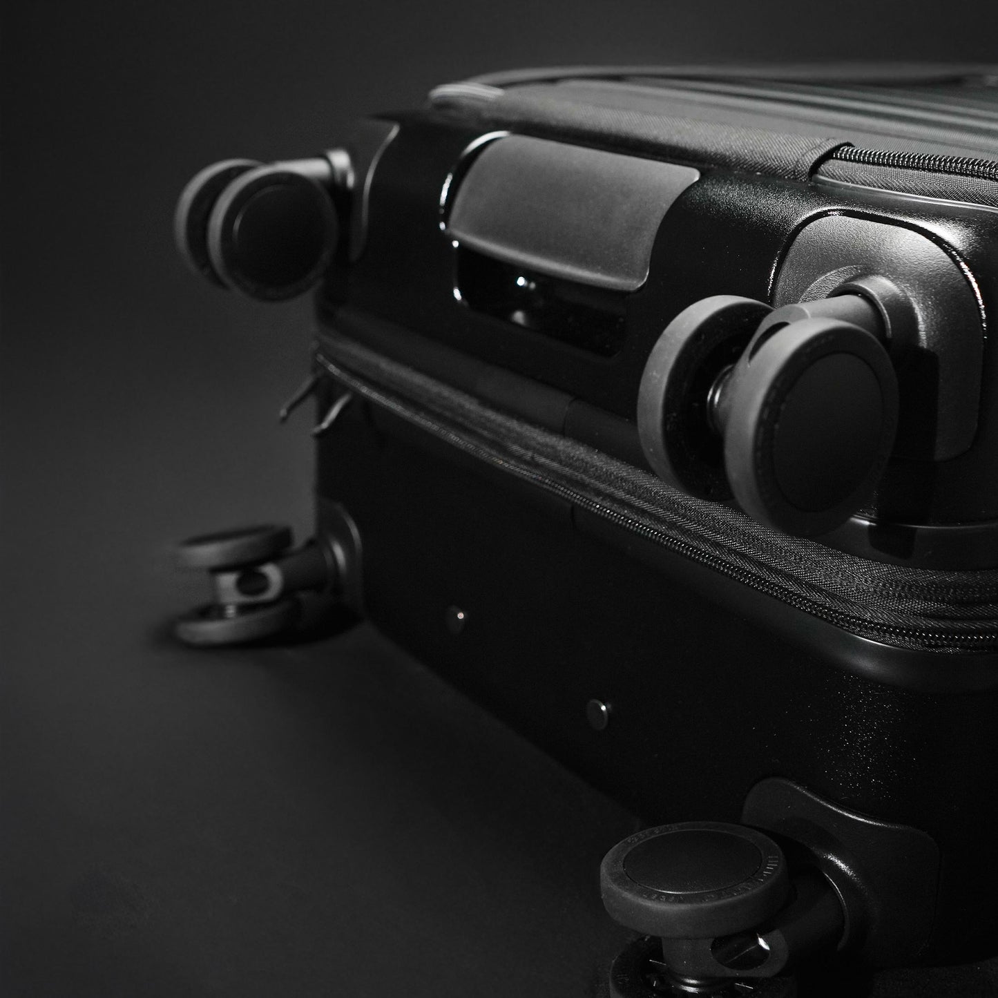 Exclusive VIP Hybrid Carry-on Luggage + Free vacuum bag + Pump + Shoe Bag